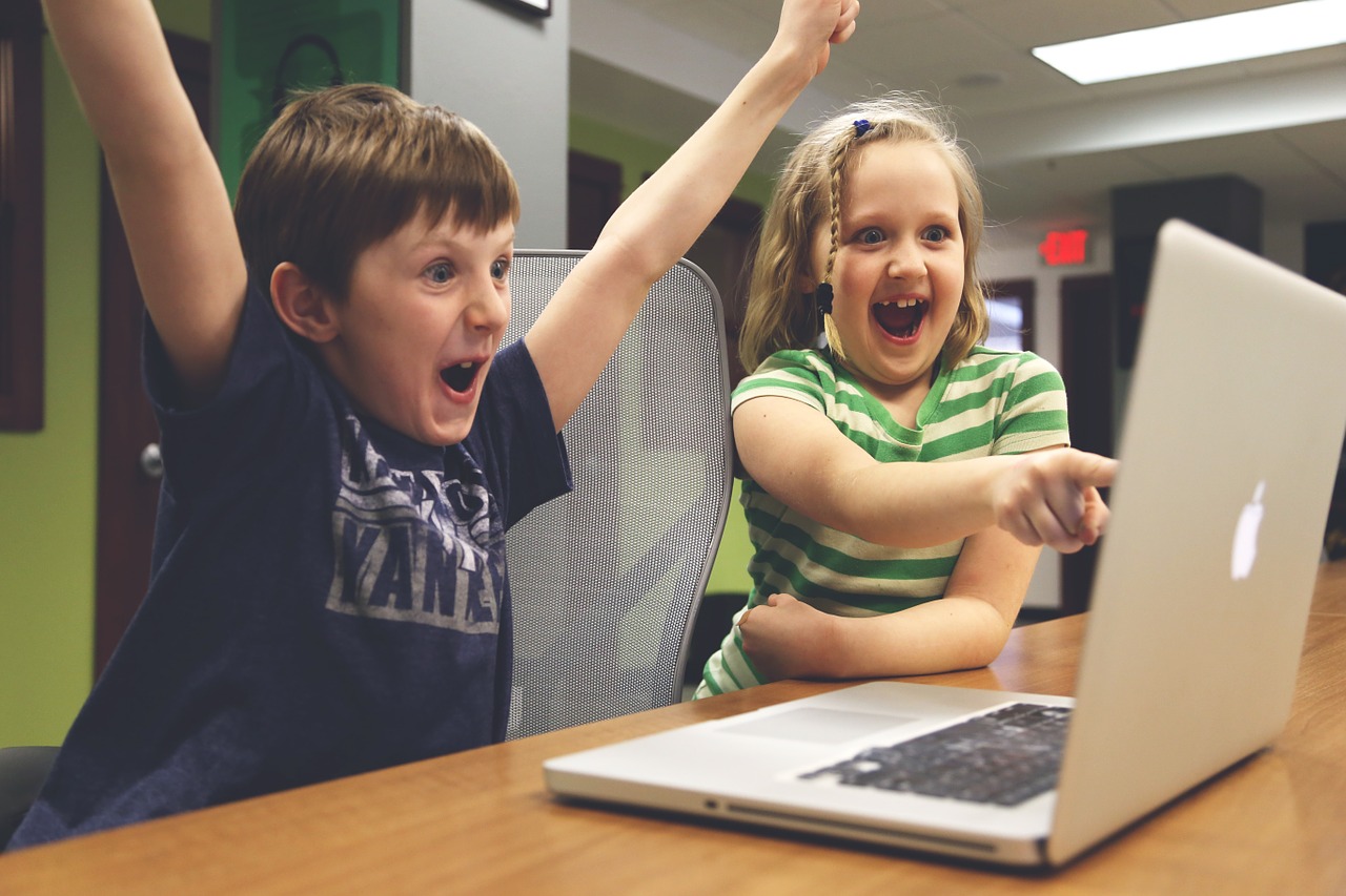 Niños jugando en el ordenador